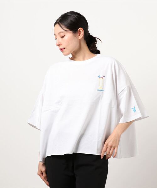 PLAYBOY（プレイボーイ）の「【PLAY BOY/プレイボーイ】裾メローステッチ入り　ビッグシルエット　ワンポイントブランドロゴＴシャツ（Tシャツ/カットソー・レディース・ネイビー/ブラック/オフホワイト・LARGE/MEDIUM）」の2枚目の写真