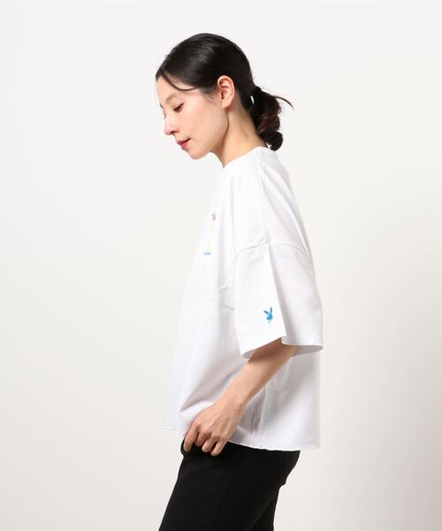 PLAYBOY（プレイボーイ）の「【PLAY BOY/プレイボーイ】裾メローステッチ入り　ビッグシルエット　ワンポイントブランドロゴＴシャツ（Tシャツ/カットソー・レディース・ネイビー/ブラック/オフホワイト・LARGE/MEDIUM）」の4枚目の写真
