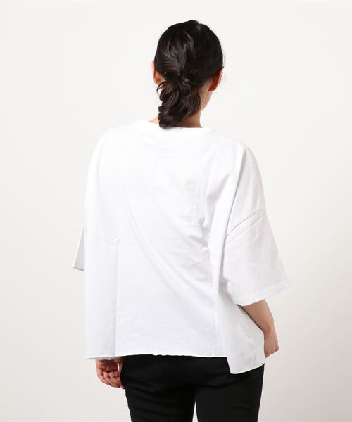 PLAYBOY（プレイボーイ）の「【PLAY BOY/プレイボーイ】裾メローステッチ入り　ビッグシルエット　ワンポイントブランドロゴＴシャツ（Tシャツ/カットソー・レディース・ネイビー/ブラック/オフホワイト・LARGE/MEDIUM）」の5枚目の写真