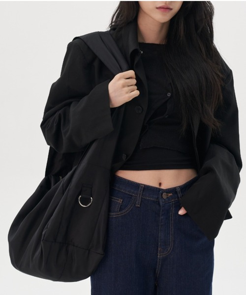 FEKETE（フェケテ）の「FEKETE MADE SUPER WIDE STRAP SHOULDER BAG / LARGE（ショルダーバッグ・メンズ・ブラック/グレー・FREE）」の2枚目の写真