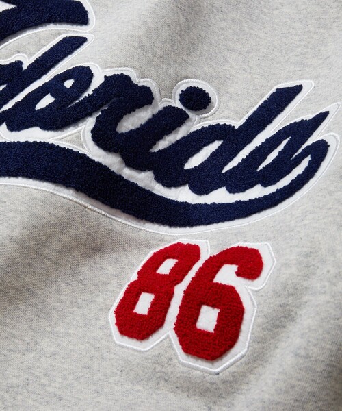 FREAK'S STORE（フリークスストア）の「サガラ刺繍 クルーネックスウェットシャツ/カレッジロゴ/ビックシルエット（スウェット・メンズ・ライトグレー/ブラック/ネイビー/グレー/モスグリーン・SMALL/MEDIUM/LARGE）」の8枚目の写真