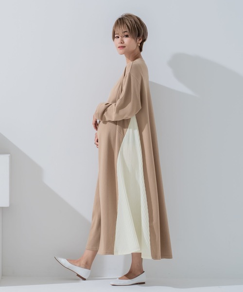 CHOCOA（チョコア）の「マタニティ授乳サイドプリーツワンピース（マタニティウェア/グッズ・レディース・チャコールグレー/ベージュ・FREE）」の2枚目の写真