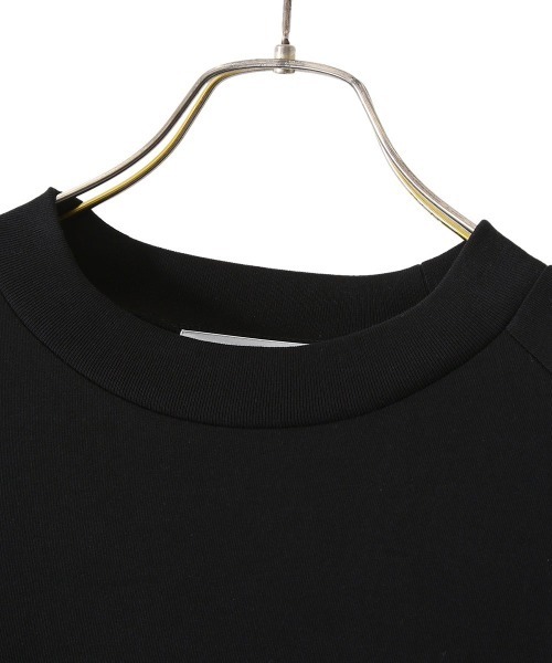 marka（マーカ）の「marka / マーカ：RAGLANCREW NECK L/S - 80//2 HIGH TWISTED KNIT -：M22A-12CS01C[COR]（Tシャツ/カットソー・メンズ・ブラック/オフホワイト・1/2）」の5枚目の写真