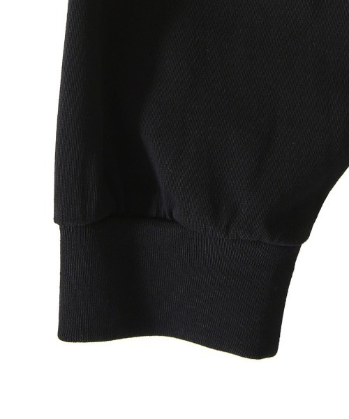 marka（マーカ）の「marka / マーカ：RAGLANCREW NECK L/S - 80//2 HIGH TWISTED KNIT -：M22A-12CS01C[COR]（Tシャツ/カットソー・メンズ・ブラック/オフホワイト・1/2）」の6枚目の写真