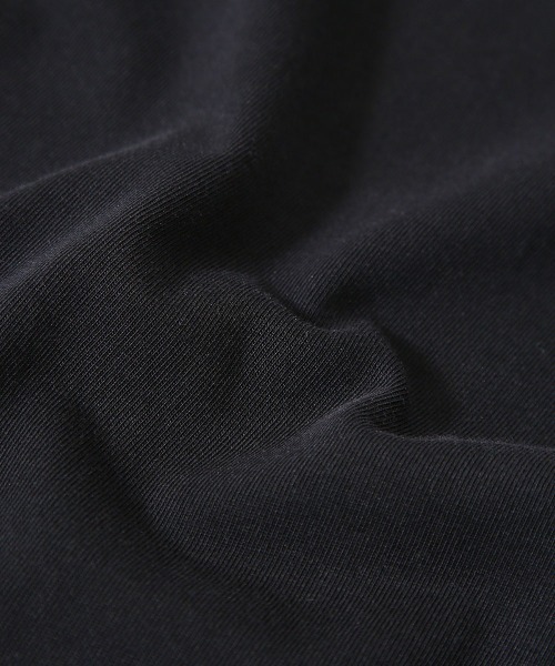 marka（マーカ）の「marka / マーカ：RAGLANCREW NECK L/S - 80//2 HIGH TWISTED KNIT -：M22A-12CS01C[COR]（Tシャツ/カットソー・メンズ・ブラック/オフホワイト・1/2）」の7枚目の写真