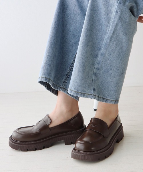 BLUEEAST（ブルーイースト）の「スクエアトゥフェイクレザー厚底ローファー（ローファー・レディース・ブラック/ブラウン・MEDIUM/LARGE）」の19枚目の写真