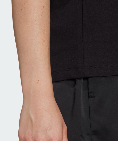 adidas（アディダス）の「アディカラー スプリット トレフォイル 半袖Tシャツ / アディダスオリジナルス（Tシャツ/カットソー・レディース・ブラック/オフホワイト・SMALL/MEDIUM/LARGE/X-LARGE/XX-LARGE/X-SMALL）」の6枚目の写真