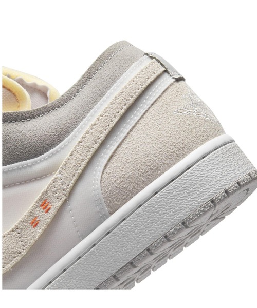 JORDAN BRAND(ジョーダンブランド)の「JORDAN BRAND ジョーダンブランド AIR JORDAN 1 LOW SE CRAFT エア ジョーダン 1 LOW SE クラフト MDN1635 #100WHT/NTRLGY(スニーカー・メンズ・ホワイト・25.5cm/26.5cm/27.5cm/28.5cm/30.0cm/25.0cm/26.0cm/27.0cm/28.0cm/29.0cm)」の4枚目の写真