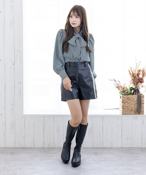 clear(クリア)の「フェイクレザー合皮ショートパンツ(その他パンツ・レディース・アイボリー/ブラック・M/S)」の12枚目の写真