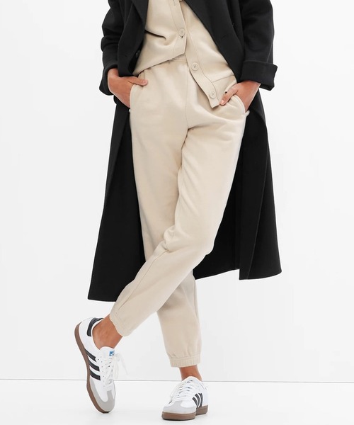 GAP(ギャップ)の「ヴィンテージ ソフト ハイライズ ジョガーパンツ(セットアップ対応)(スウェットパンツ・レディース・アイボリー/ブラック/ネイビー/グリーン系その他/ライトグレー/ブラウン/ピンク系その他・M/S/XS/XXS/L)」の2枚目の写真