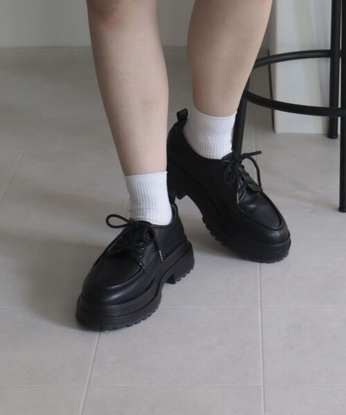 fredy emue（フレディエミュ）の「厚底レースアップローファー（ローファー・レディース・アイボリー/ブラック・S/M/L）」の2枚目の写真