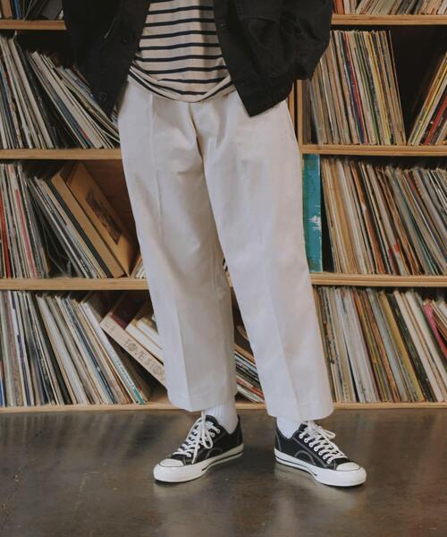 SENSE OF PLACE by URBAN RESEARCH（センスオブプレイスバイアーバンリサーチ）の「センタープレスストレートタックチノパンツ（その他パンツ・メンズ・ブラック/ライトベージュ・MEDIUM/LARGE）」の2枚目の写真