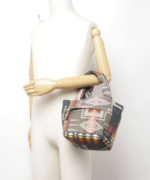 PENDLETON(ペンドルトン)の「【 PENDLETON / ペンドルトン 】 【 TAION / タイオン 】 リバーシブル ランチ トートバッグ S LUNCH TOTE BAG REV(トートバッグ・メンズ・ブラック・FREE)」の4枚目の写真