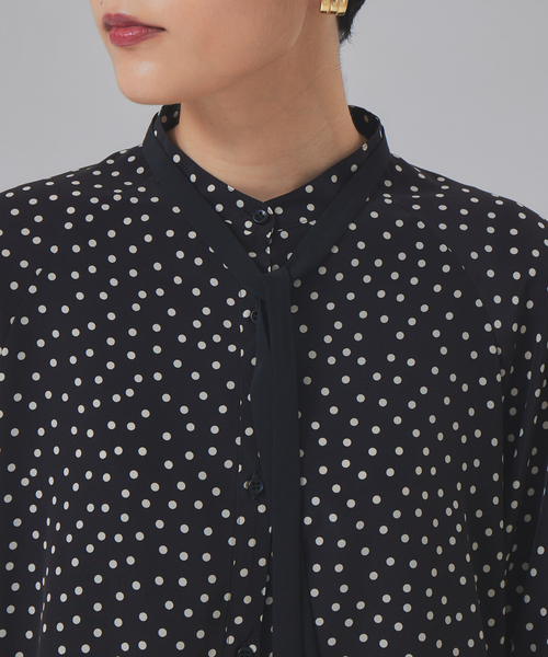 Rouge vif(ルージュヴィフ)の「ドット柄ボウタイブラウス(シャツ/ブラウス・レディース・ブラック/ネイビー・フリー)」の12枚目の写真