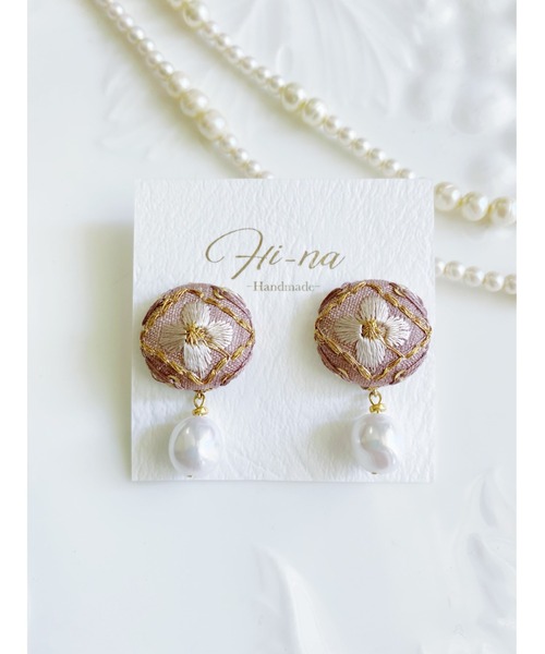 tone(トーン)の「【Hi-na】刺繡テキスタイルのくるみパーツ×パール ピアス(MA)(ピアス(両耳用)・レディース・ブルー系その他/ピンク・FREE)」の2枚目の写真
