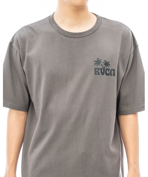 RVCA（ルーカ）の「RVCA メンズ  SUNDOWNER SS Ｔシャツ【2023年夏モデル】/ルーカバックプリント半袖Tシャツ（Tシャツ/カットソー・メンズ・ブルー/ブラウン/ホワイト・SMALL/MEDIUM/LARGE）」の7枚目の写真