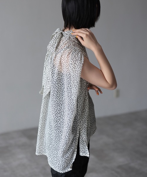 HERENCIA(ヘレンチア)の「ドット 楊柳 ノースリーブ ボウタイ ネックギャザー ブラウス(シャツ/ブラウス・レディース・ベージュ系その他/ホワイト系その他/ネイビー系/ブラック系その他・FREE)」の7枚目の写真