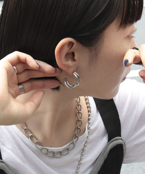 fredy emue（フレディエミュ）の「ステンレス2連Cリングピアス（ピアス（両耳用）・レディース・シルバー/ゴールド・FREE）」の3枚目の写真