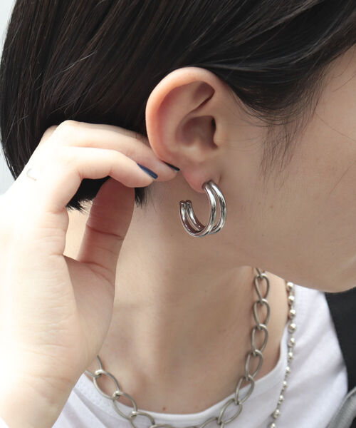 fredy emue（フレディエミュ）の「ステンレス2連Cリングピアス（ピアス（両耳用）・レディース・シルバー/ゴールド・FREE）」の4枚目の写真