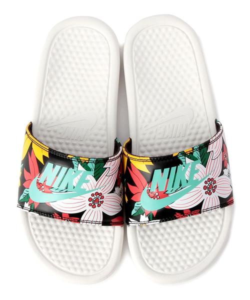 NIKE(ナイキ)の「▼ボワソンショコラ NIKE WMベナッシ JDIプリント(サンダル・レディース・レッド/ブラック・24cm/23cm)」の1枚目の写真
