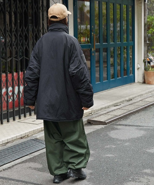 MONO-MART（モノマート）の「ビッグシルエット撥水ナイロンミリタリーモンスター中綿ブルゾン（ダウンジャケット/コート・レディース・ブラック/オリーブ/オフホワイト/グレー/ネイビー・M/L）」の15枚目の写真