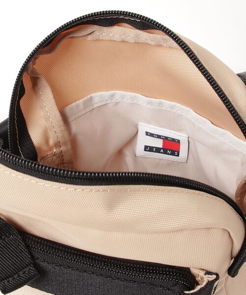 tommy jeans（トミー ジーンズ）の「デイリーリポーターバッグ（ショルダーバッグ・メンズ・ベージュ/ブラック/グレー・FREE）」の20枚目の写真