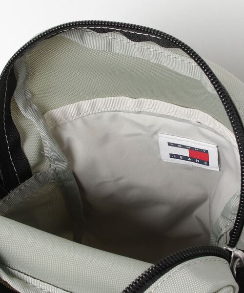 tommy jeans（トミー ジーンズ）の「デイリーリポーターバッグ（ショルダーバッグ・メンズ・ベージュ/ブラック/グレー・FREE）」の22枚目の写真