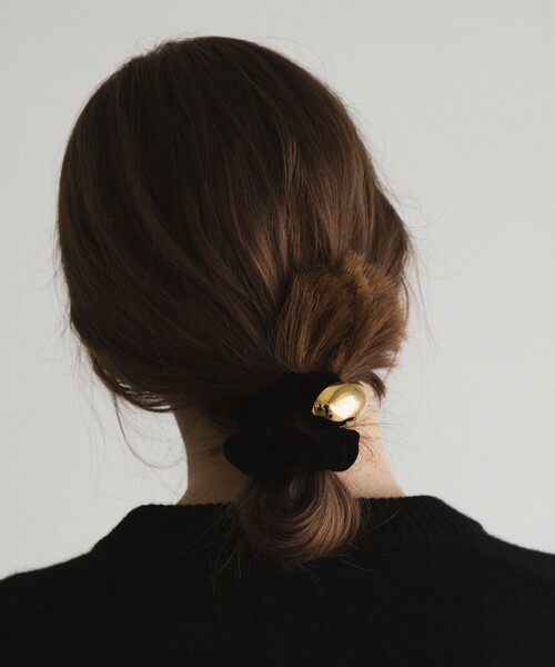 LETICIA（レチシア）の「＜LETICIA＞エッグ ベルベット シュシュ（ヘアゴム・レディース・ブラック・FREE）」の2枚目の写真