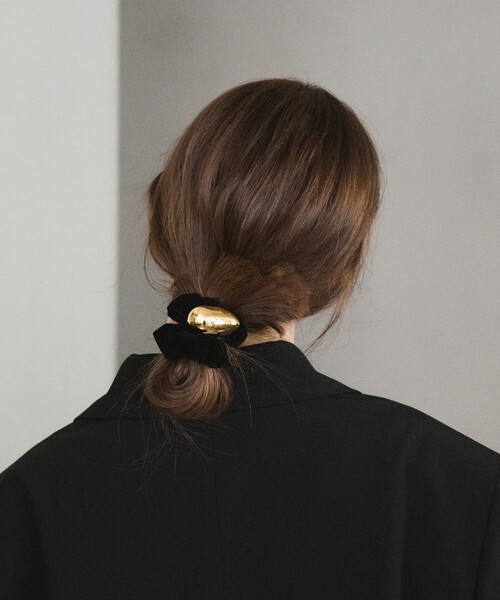 LETICIA（レチシア）の「＜LETICIA＞エッグ ベルベット シュシュ（ヘアゴム・レディース・ブラック・FREE）」の3枚目の写真