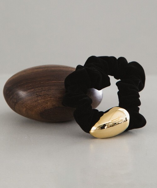 LETICIA（レチシア）の「＜LETICIA＞エッグ ベルベット シュシュ（ヘアゴム・レディース・ブラック・FREE）」の4枚目の写真