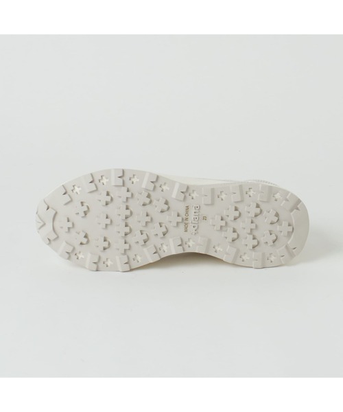 +diana（プラスダイアナ）の「【撥水加工】ニットスニーカー（スリッポン・レディース・ブラック/アイボリー・24.5cm/24.0cm/23.0cm/22.5cm/22.0cm/21.5cm/23.5cm/25.5cm/25.0cm）」の11枚目の写真