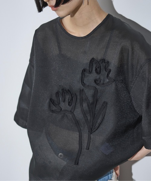 THE YOn（ザヨン）の「フラワーコード刺繍シアーハーフスリーブトップス（Tシャツ/カットソー・レディース・ナチュラル/ブラック/シャーベット・FREE）」の4枚目の写真