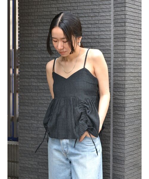 Ungrid(アングリッド)の「ギャザーデザインキャミ(シャツ/ブラウス・レディース・ブラック/オフホワイト/グリーン・FREE)」の3枚目の写真