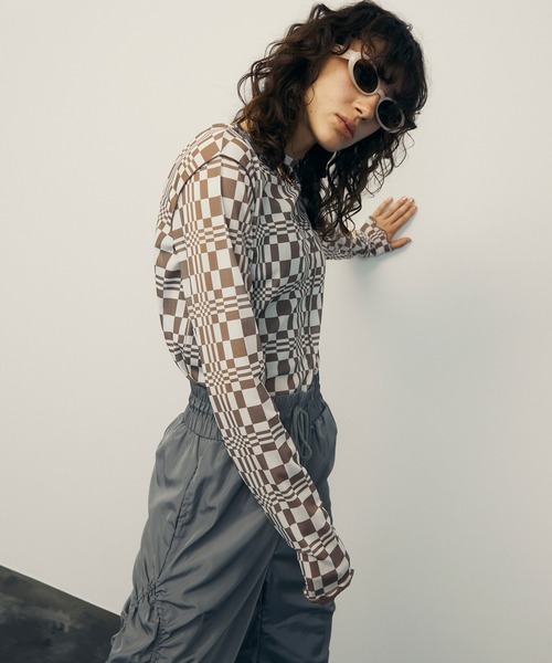 uyu.(ウユ)の「Nuance Design Sheer Tops / ニュアンスデザインシアートップス 【uyu./ウユ】(Tシャツ/カットソー・レディース・ベージュ系その他2/ブルー系/ベージュ/ブラック/グレー・FREE)」の4枚目の写真