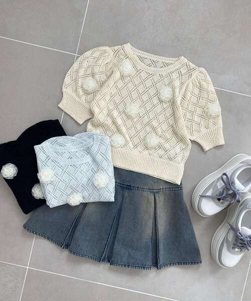 MAJESTIC LEGON（マジェスティックレゴン）の「ローズモチーフレーシーニット（ニット/セーター・レディース・オフホワイト/ブルー/ブラック・MEDIUM）」の2枚目の写真