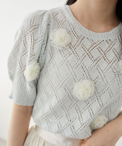 MAJESTIC LEGON（マジェスティックレゴン）の「ローズモチーフレーシーニット（ニット/セーター・レディース・オフホワイト/ブルー/ブラック・MEDIUM）」の3枚目の写真