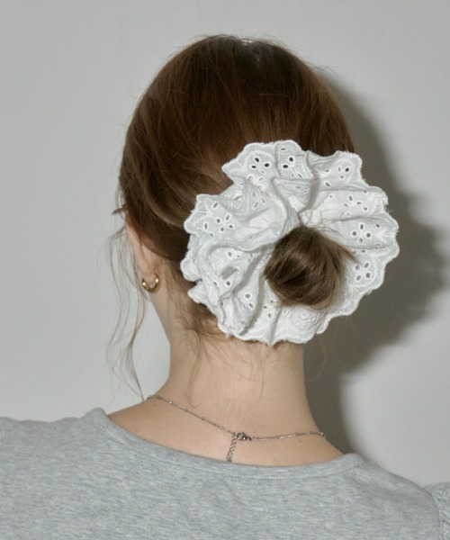 GIUNON(ジウノン)の「double frill chouchou / ダブルフリルシュシュ(シュシュ・レディース・ブラック/ホワイト・FREE)」の11枚目の写真