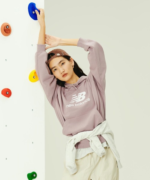 ニューバランス New Balance レディース スウェットパーカー スウェットフーディ_Sport Essentials Stacked Logo NEW BALANCE（ニューバランス）の「Sport Essentials Stacked