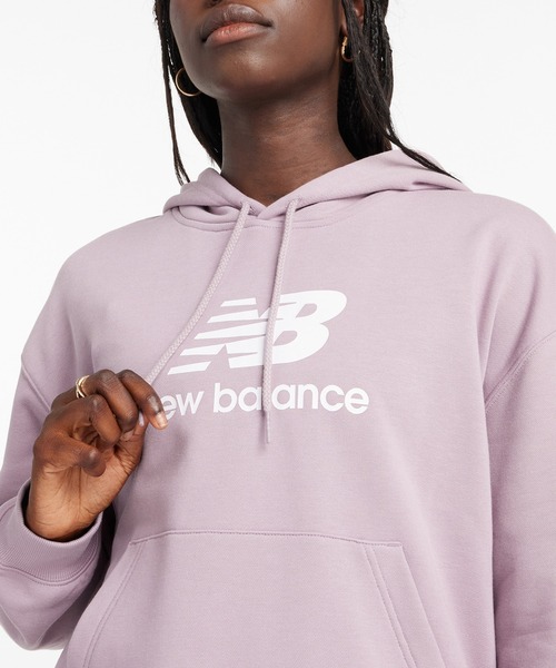 ニューバランス New Balance レディース スウェットパーカー スウェットフーディ_Sport Essentials Stacked Logo NEW BALANCE（ニューバランス）の「Sport Essentials Stacked