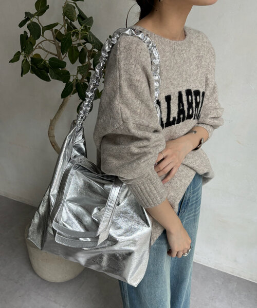 DouDou（ドゥドゥ）の「【WEB限定】メタリックシャーリングポケットトート（ショルダーバッグ・レディース・ゴールド/ブラック/シルバー・FREE）」の2枚目の写真
