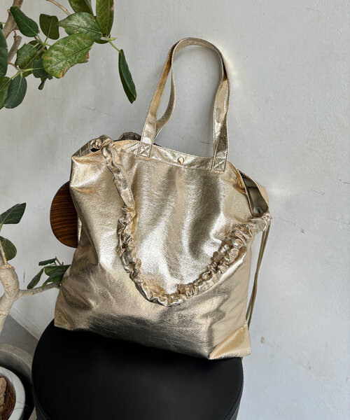 DouDou（ドゥドゥ）の「【WEB限定】メタリックシャーリングポケットトート（ショルダーバッグ・レディース・ゴールド/ブラック/シルバー・FREE）」の3枚目の写真