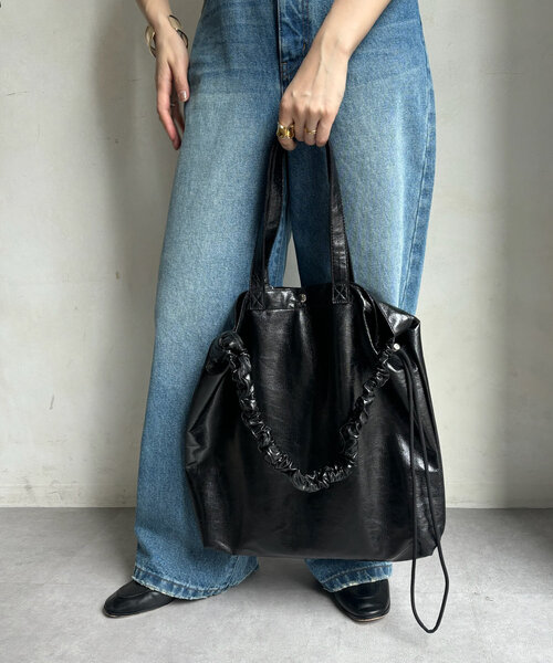 DouDou（ドゥドゥ）の「【WEB限定】メタリックシャーリングポケットトート（ショルダーバッグ・レディース・ゴールド/ブラック/シルバー・FREE）」の13枚目の写真