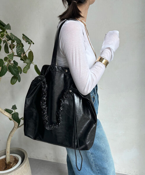 DouDou（ドゥドゥ）の「【WEB限定】メタリックシャーリングポケットトート（ショルダーバッグ・レディース・ゴールド/ブラック/シルバー・FREE）」の12枚目の写真