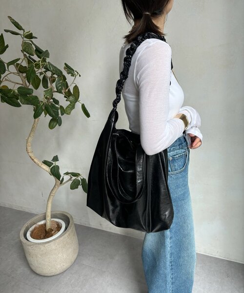 DouDou（ドゥドゥ）の「【WEB限定】メタリックシャーリングポケットトート（ショルダーバッグ・レディース・ゴールド/ブラック/シルバー・FREE）」の11枚目の写真