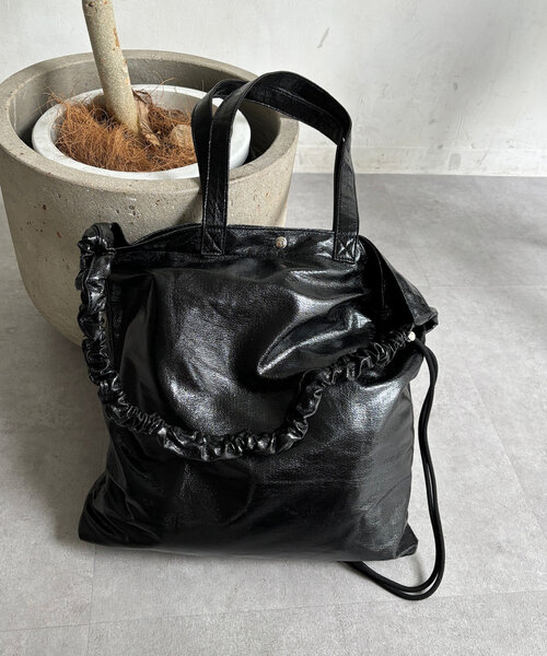 DouDou（ドゥドゥ）の「【WEB限定】メタリックシャーリングポケットトート（ショルダーバッグ・レディース・ゴールド/ブラック/シルバー・FREE）」の9枚目の写真