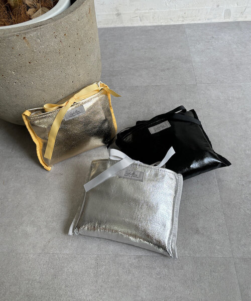 DouDou（ドゥドゥ）の「【WEB限定】メタリックシャーリングポケットトート（ショルダーバッグ・レディース・ゴールド/ブラック/シルバー・FREE）」の7枚目の写真