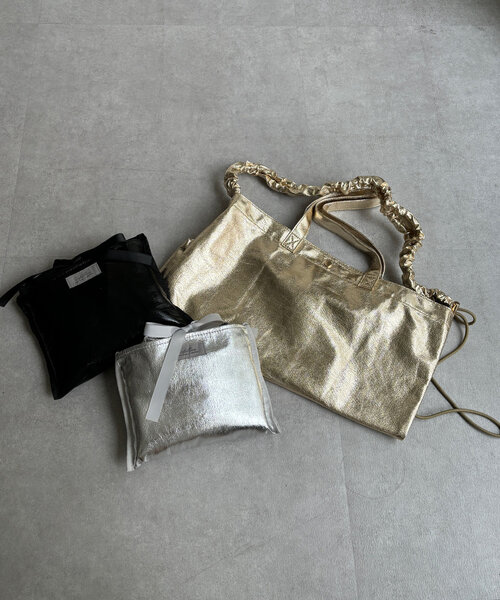 DouDou（ドゥドゥ）の「【WEB限定】メタリックシャーリングポケットトート（ショルダーバッグ・レディース・ゴールド/ブラック/シルバー・FREE）」の5枚目の写真