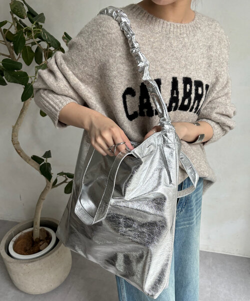 DouDou（ドゥドゥ）の「【WEB限定】メタリックシャーリングポケットトート（ショルダーバッグ・レディース・ゴールド/ブラック/シルバー・FREE）」の4枚目の写真