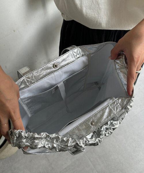 DouDou（ドゥドゥ）の「【WEB限定】メタリックシャーリングポケットトート（ショルダーバッグ・レディース・ゴールド/ブラック/シルバー・FREE）」の22枚目の写真