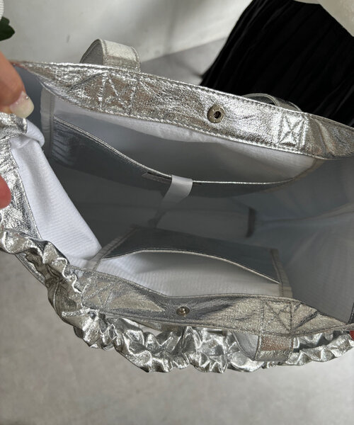 DouDou（ドゥドゥ）の「【WEB限定】メタリックシャーリングポケットトート（ショルダーバッグ・レディース・ゴールド/ブラック/シルバー・FREE）」の21枚目の写真